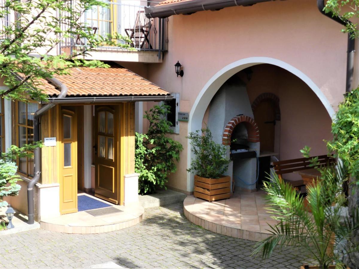 Pension Na Meji Pivka Bagian luar foto